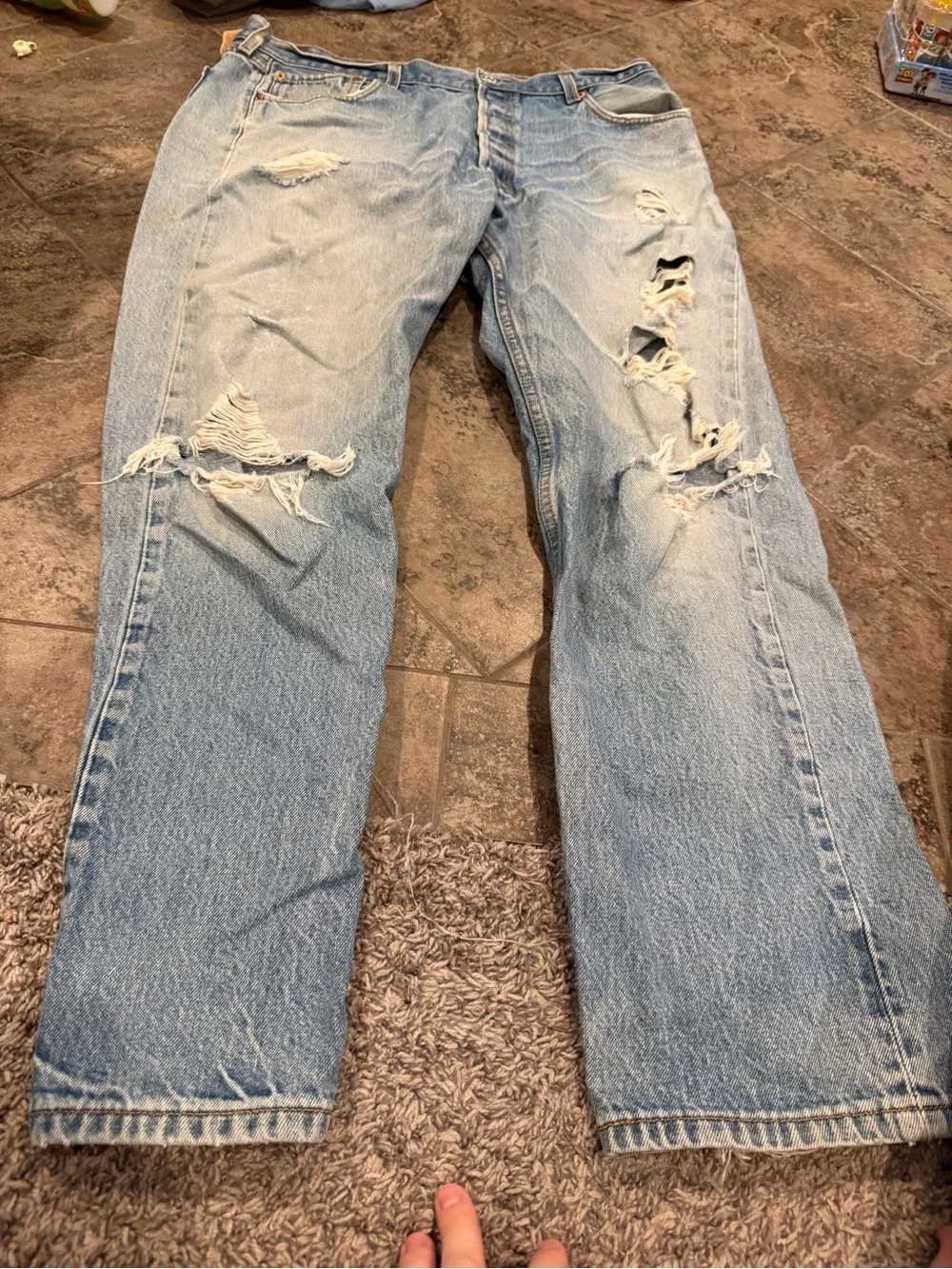 🤍Light Blue Distressed Men’s 501 XX Levi’s button fly Jeans made in Colombia